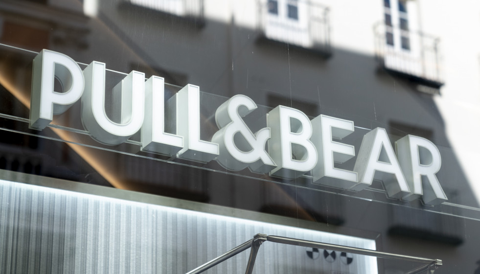 Archivo - Un cartel de una tienda Pull & Bear, del grupo Inditex, a 5 de marzo de 2022, en Madrid (España).