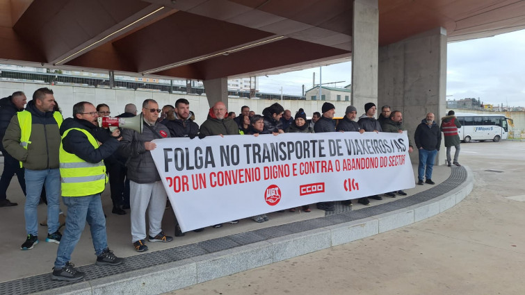 Lunas rotas en un autobús urbano de Santiago en una huelga provincial en A Coruña que puede agravarse