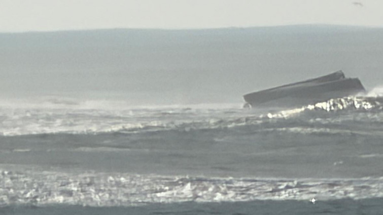 Sin noticias todavía de los tres tripulantes de un pesquero naufragado en la desembocadura del Miño