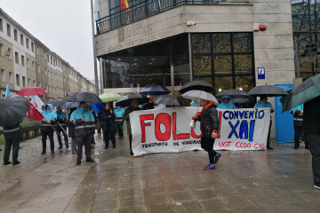 Protesta ante la sede de la Xunta, en Ferrol, por la huelga del sector del bus, a 15 de diciembre de 2025