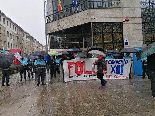 Protesta ante la sede de la Xunta, en Ferrol, por la huelga del sector del bus, a 15 de diciembre de 2025
