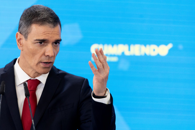 El presidente del Gobierno, Pedro Sánchez, durante una rueda de prensa, en el Palacio de la Moncloa, a 15 de diciembre de 2025, en Madrid (España). Sánchez ha hecho balance del curso político y ha presentado el informe periódico de rendición de cuentas ‘C