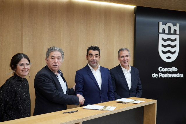 El alcalde de Pontevedra, Miguel Anxo Fernández Lores, y el presidente de la Diputación, Luis López, firman el protocolo de colaboración institucional para la Gala de los Premios Feroz.