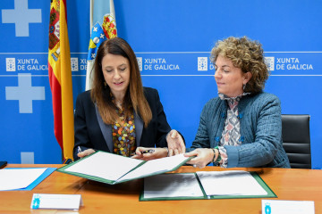 La conselleira de Medio Rural, María José Gómez, acompañada por el director xeral de Defensa do Monte, Manuel Rodríguez; y la directora-xerente de Seaga, Luisa Piñeiro, firma el nuevo convenio p