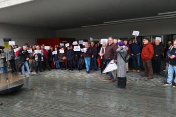 Vecinos de Parga y Guitiriz (Lugo) concentran en el HULA contra los recortes sanitarios en el municipio