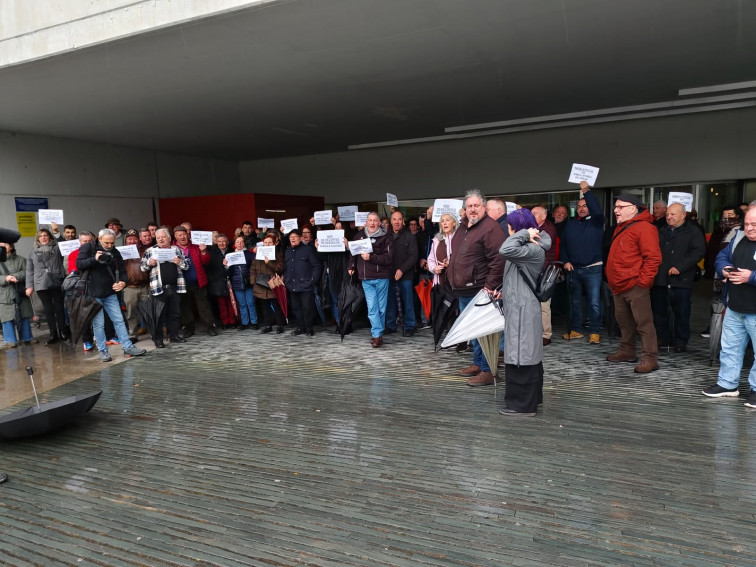 Protesta ante el HULA de vecinos de Parga y Guitiriz por los recortes sanitarios que sufren