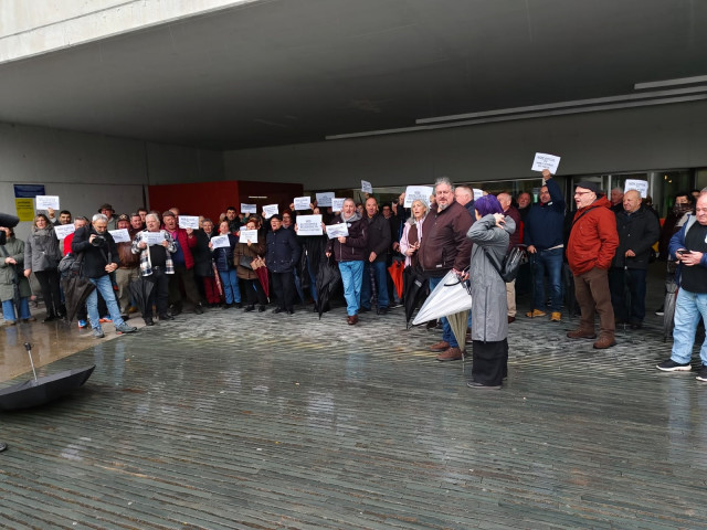 Vecinos de Parga y Guitiriz (Lugo) concentran en el HULA contra los recortes sanitarios en el municipio