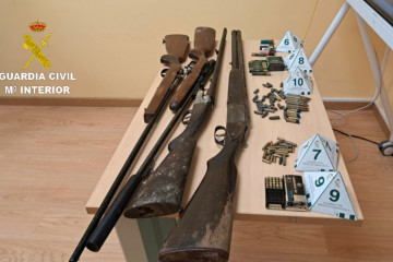 Armas intervenidas en el domicilio del hombre de 41 años detenido el 9 de diciembre por un atraco a una gasolinera de Tui (Pontevedra). El investigado está en prisión provisional por orden de la ju