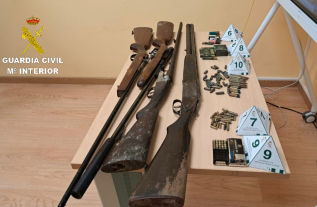 Armas intervenidas en el domicilio del hombre de 41 años detenido el 9 de diciembre por un atraco a una gasolinera de Tui (Pontevedra). El investigado está en prisión provisional por orden de la jueza de instrucción.