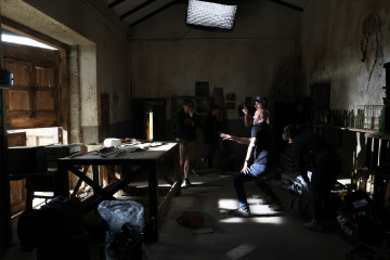 Archivo - El directo Albert Pintó (c) durante el rodaje de la película ‘Tierra de Nadie’, en la Finca Cuarto Carretero, a 14 de mayo de 2024, en Galapagar, Madrid.