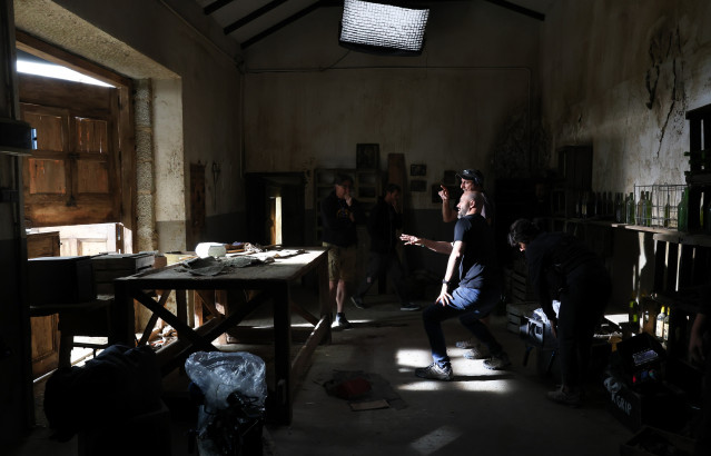 Archivo - El directo Albert Pintó (c) durante el rodaje de la película ‘Tierra de Nadie’, en la Finca Cuarto Carretero, a 14 de mayo de 2024, en Galapagar, Madrid.