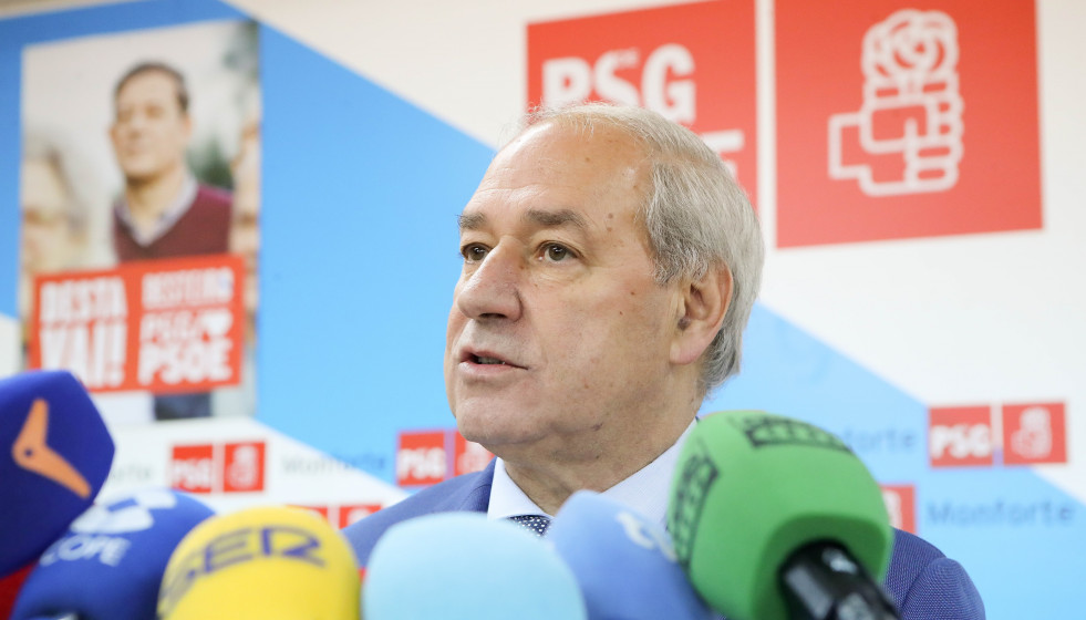 El hasta ahora presidente de la Diputación de Lugo, José Tomé, durante su comparecencia, en la sede del PSdeG-PSOE en Monforte, a 10 de diciembre de 2025, en Monforte de Lemos, Lugo, Galicia (Espa