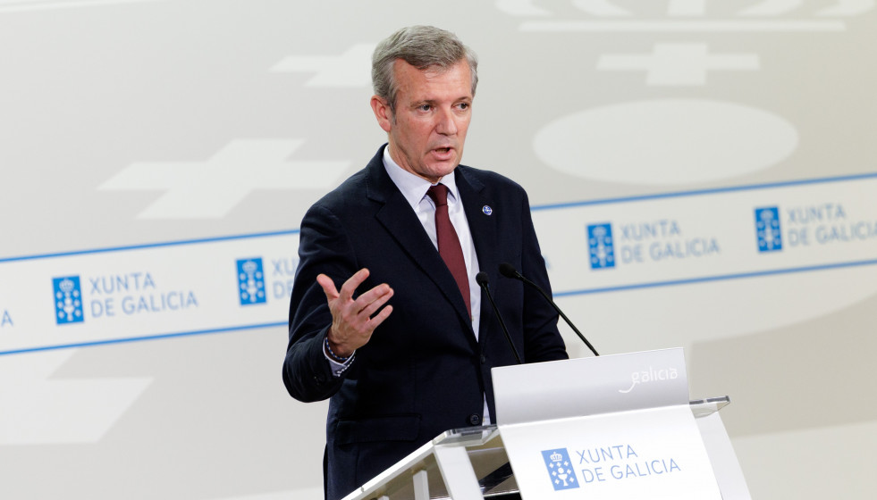 O titular do Executivo galego, Alfonso Rueda, acompañado pola conselleira de Economía, María Jesús Lorenzana, na rolda de prensa posterior á reunión do Consello da Xunta. Sala do Consello, 15/12