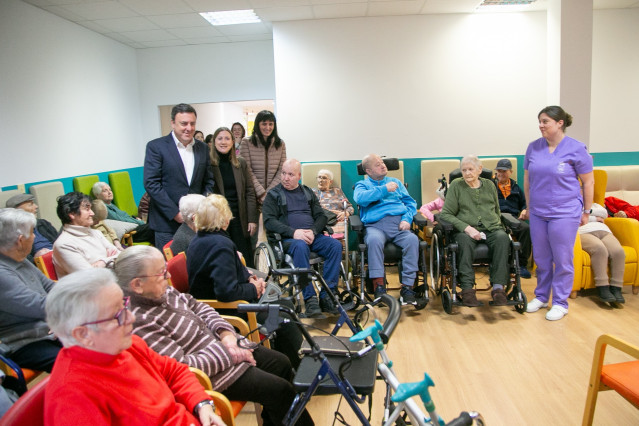 El presidente de la Diputación de A Coruña, Valentín González Formoso, visita la residencia de mayores de Boimorto