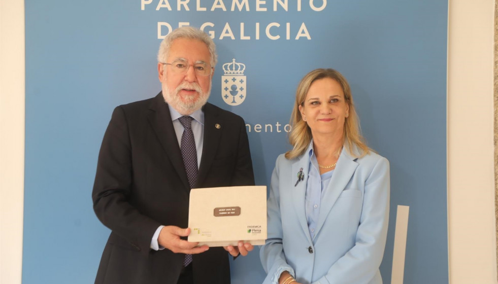 Archivo - La Valedora do Pobo, Dolores Fernández Galiño, entrega al presidente del Parlamento de Galicia, Miguel Ángel Santalices, el informe anual 2023 de la institución