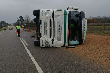 Herido el conductor de un camión cargado con arena que volcó en Verín (Ourense) tras colisionar con un turismo