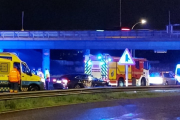 Servicios de emergencias en el lugar del vuelco en Alfonso Molina en una foto publicada por EloyTP Twitter