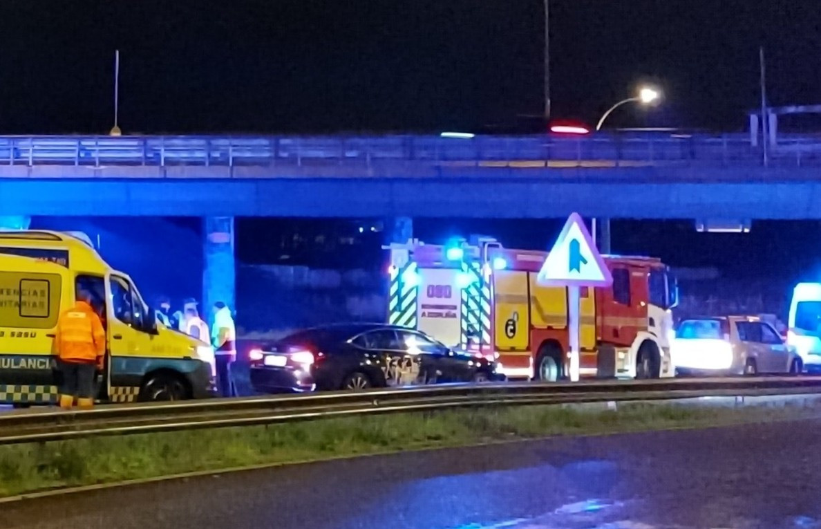 Servicios de emergencias en el lugar del vuelco en Alfonso Molina en una foto publicada por EloyTP Twitter