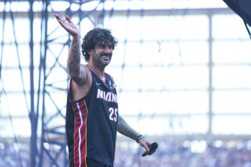 Archivo - El cantante Melendi durante la quinta edición de La Velada del Año en el Estadio de La Cartuja, a 26 de julio de 2025 en Sevilla-