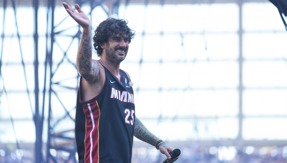 Archivo - El cantante Melendi durante la quinta edición de La Velada del Año en el Estadio de La Cartuja, a 26 de julio de 2025 en Sevilla-