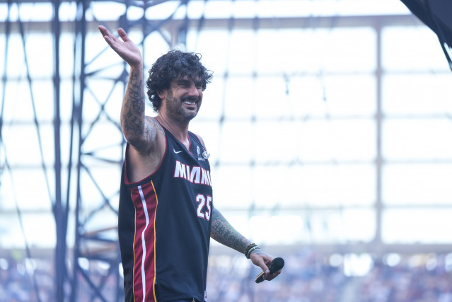 Archivo - El cantante Melendi durante la quinta edición de La Velada del Año en el Estadio de La Cartuja, a 26 de julio de 2025 en Sevilla-