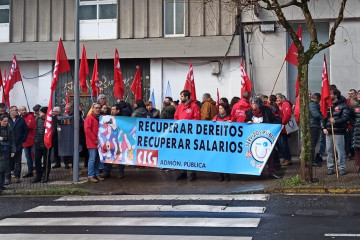 Protesta de la CIG ante el Parlamento para pedir mejoras laborales de funcionarios