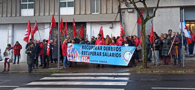 Protesta de la CIG ante el Parlamento para pedir mejoras laborales de funcionarios