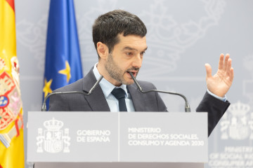El ministro de Derechos Sociales, Consumo y Agenda 2030, Pablo Bustinduy, durante una rueda de prensa, a 15 de diciembre de 2025, en Madrid.
