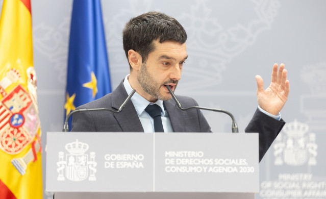 El ministro de Derechos Sociales, Consumo y Agenda 2030, Pablo Bustinduy, durante una rueda de prensa, a 15 de diciembre de 2025, en Madrid.