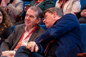 Archivo - El alcalde de Vigo, Abel Caballero (i), y el secretario general del PSdeG, José Ramón Gómez Besteiro (d), en el XV Congreso Regional del PSdeG, en marzo de 2025.