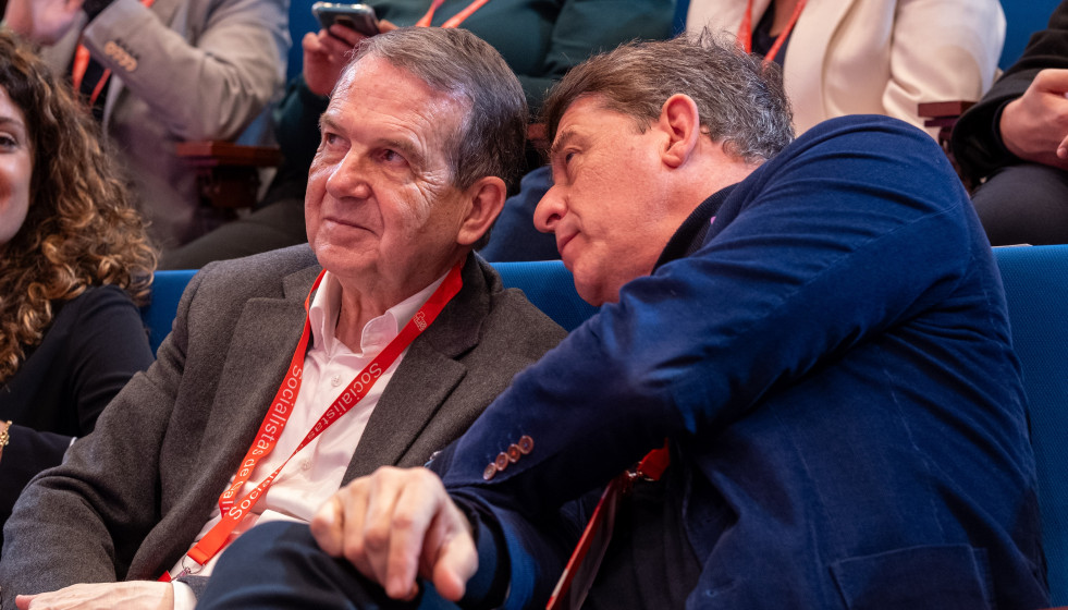 Archivo - El alcalde de Vigo, Abel Caballero (i), y el secretario general del PSdeG, José Ramón Gómez Besteiro (d), en el XV Congreso Regional del PSdeG, en marzo de 2025.
