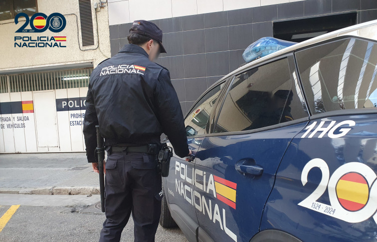 Cuatro policías heridos tas la huida de un conductor sin carné en Ribeira