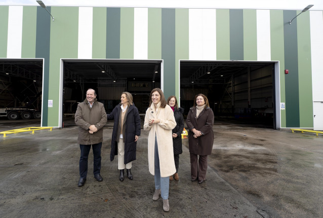 Visita de la conselleira de Medio Ambiente, Ángeles Vázquez, a la planta de transferencia de residuos de Guixar, en Vigo, a 16 de diciembre de 2025.