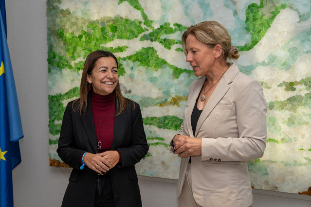 La conselleira do Mar, Marta Villaverde (i), y la directora ejecutiva de la Agencia Europea de Control de la Pesca, Susan Steele (d).