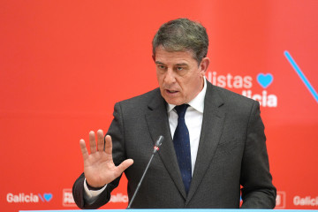 El secretario general del PSdeG y portavoz del Grupo Socialista en el Parlamento de Galicia, José Ramón Gómez Besteiro, hace declaraciones ante los medios, en el Parlamento de Galicia, a 16 de dici