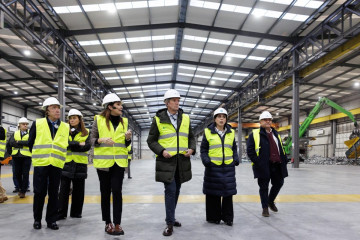 El presidente de la Xunta, Alfonso Rueda, acompañado de la conselleira de Economía e Industria, María Jesús Lorenzana, visita la nueva planta de Cortizo.