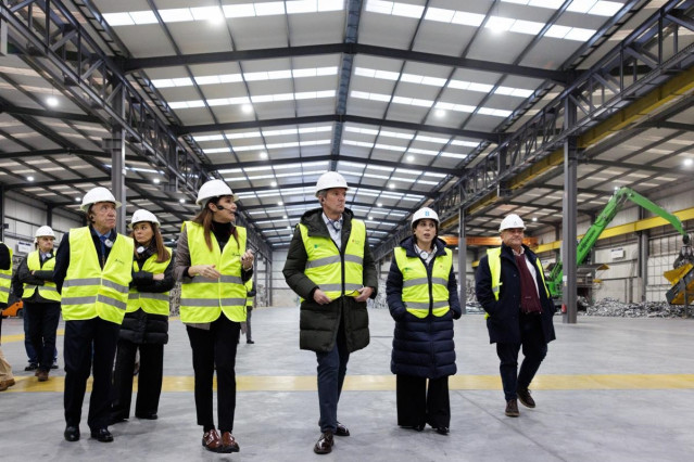 El presidente de la Xunta, Alfonso Rueda, acompañado de la conselleira de Economía e Industria, María Jesús Lorenzana, visita la nueva planta de Cortizo.