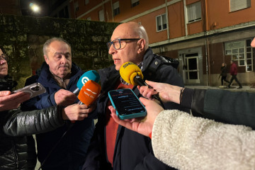 El alcalde de Barbadás, Xosé Carlos Valcárcel, frente a la sede provincial del PSdeG en Ourense