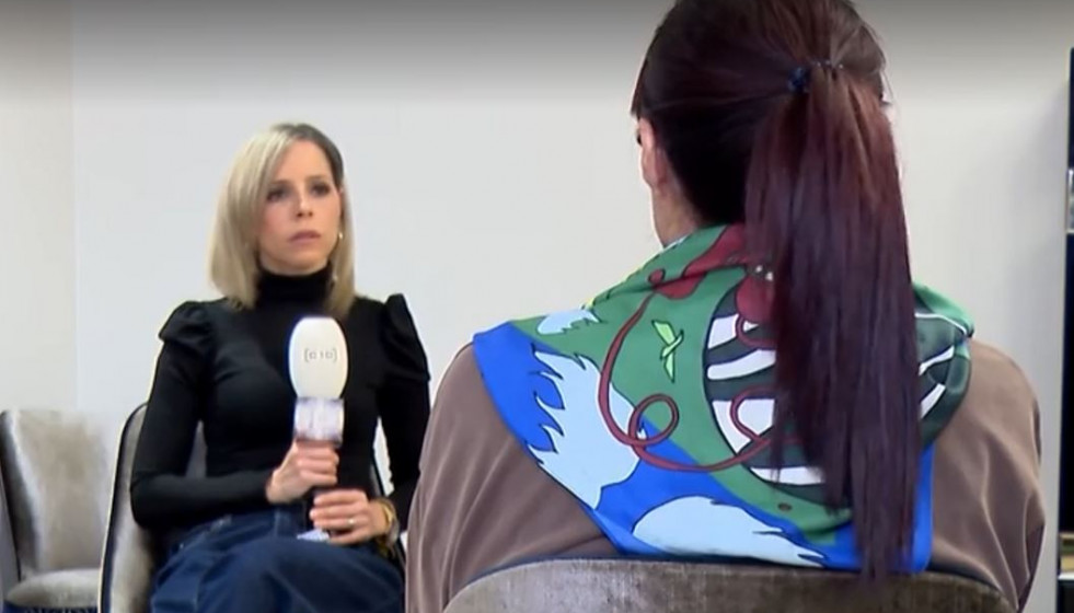 La madre denunciante, de espaldas, durante el programa Código 10