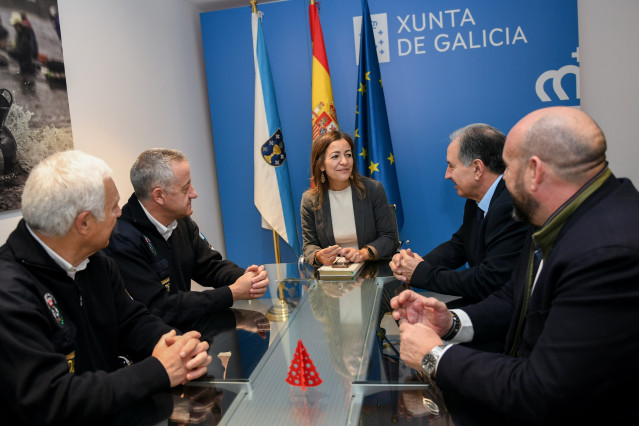 La conselleira do Mar, Marta Villaverde, se reúne con responsables de la Policía Nacional
