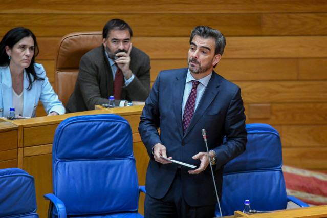 El conselleiro de Presidencia, Xustiza e Deportes, Diego Calvo, en el Parlamento.