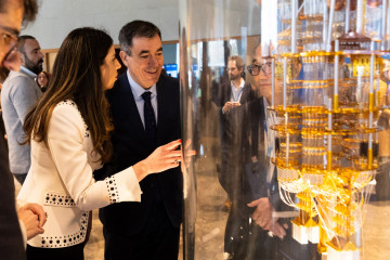 La directora del Centro Internacional de Cuántica de Fujitsu, Almudena Justo, y el conselleiro de Educación, Ciencia, Universidades e FP, Román Rodríguez, durante la 'II International Quantum Busi
