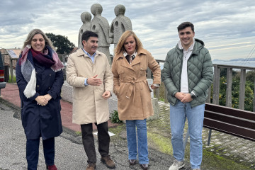 El delegado del Gobierno en Galicia, Pedro Blanco, y la alcaldesa de Redondela, Digna Rivas (centro), ante el monumento a los represaliados por el franquismo, en San Vicente de Trasmañó.