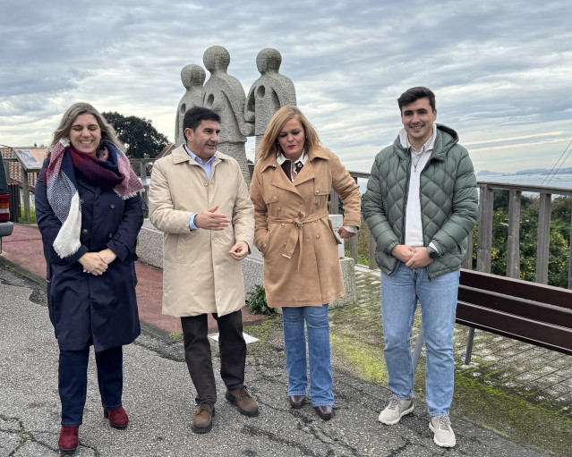 El delegado del Gobierno en Galicia, Pedro Blanco, y la alcaldesa de Redondela, Digna Rivas (centro), ante el monumento a los represaliados por el franquismo, en San Vicente de Trasmañó.