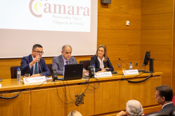 El conselleiro de Emprego, Comercio e Emigración, José González, participa en la clausura del último pleno del año de la Cámara de Comercio de Vigo, Pontevedra y Vilagarcía de Arousa.