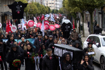 Cientos de profesores recorren las calles compostelanas entre féretros y velas en el 