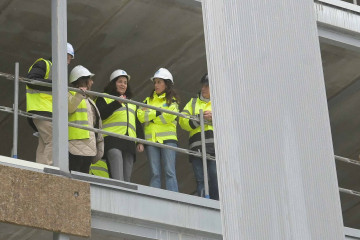 La conselleira de Vivenda, María Martínez Allegue, comprueba las obras en un inmueble del barrio de Xuxán