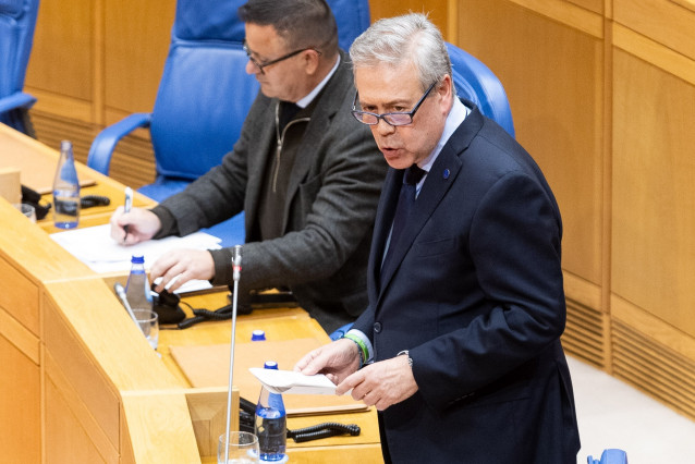 El conselleiro de Sanidade, Antonio Gómez Caamaño, durante el pleno del Parlamento de Galicia