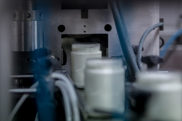 Archivo - Recipientes de kéfir en la fábrica de la granja Suerte Ampanera, a 24 de agosto de 2022, en Colmenar Viejo, Madrid (España). La granja es una explotación ecológica, compuesta por 1.500 