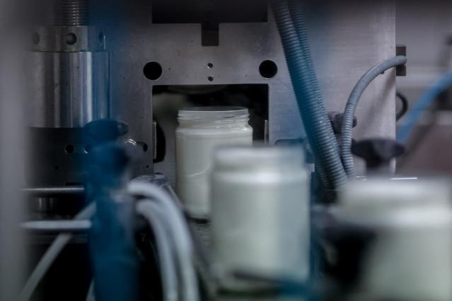 Archivo - Recipientes de kéfir en la fábrica de la granja Suerte Ampanera, a 24 de agosto de 2022, en Colmenar Viejo, Madrid (España). La granja es una explotación ecológica, compuesta por 1.500 cabras y ubicada en el entorno natural de la Sierra de Guada